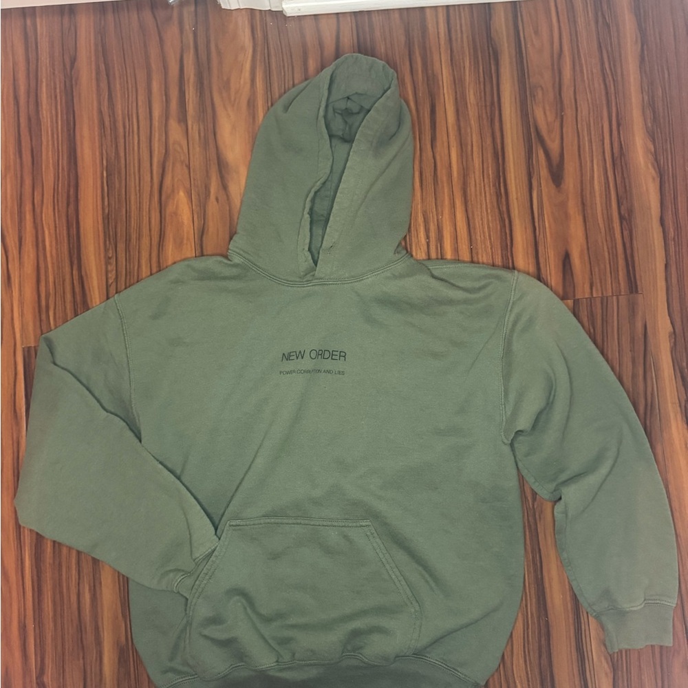 Green Sweatshirt Hoodie with Classic Pullover Design